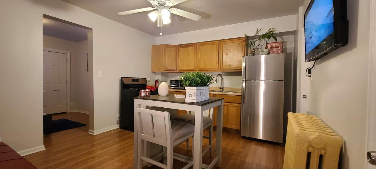 Cozy 1 Bedroom, 1 Min From Irving Park Blue Line, Free Parking Chicago Exterior photo